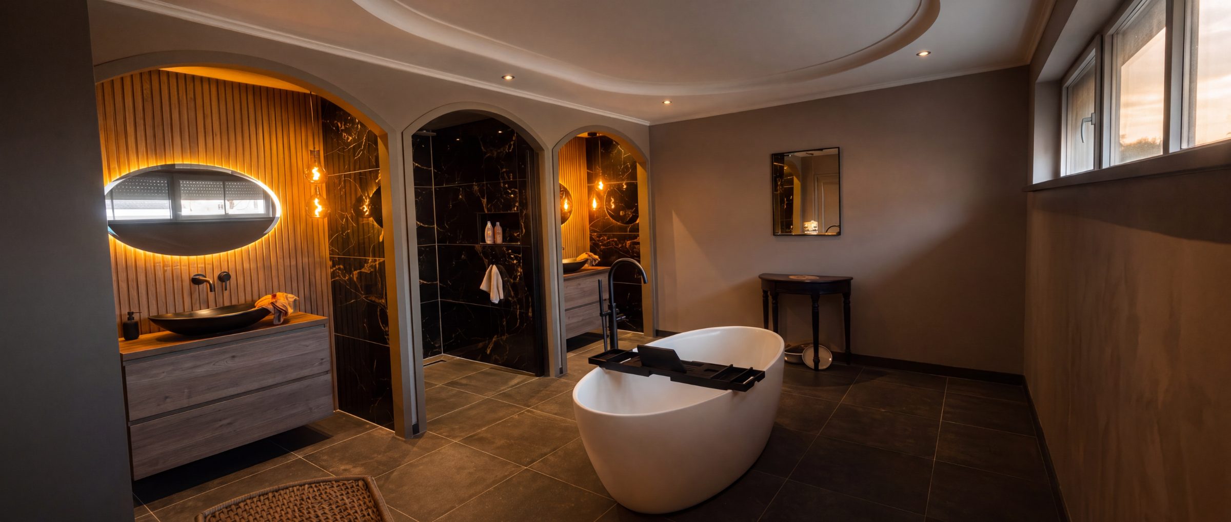 Door De Badgast gerenoveerde badkamer met vrijstaand bad