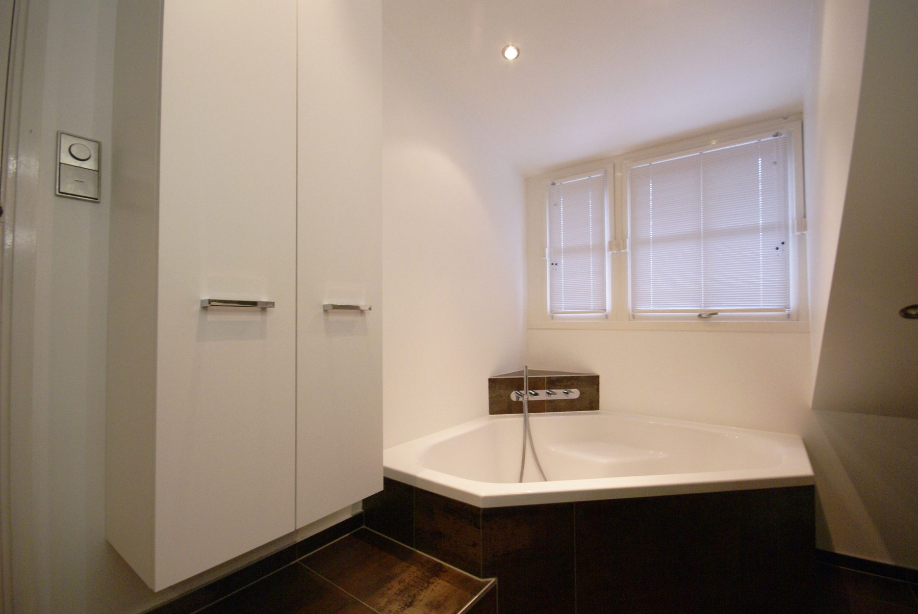 Zolderbadkamer met hoekbad — foto 2