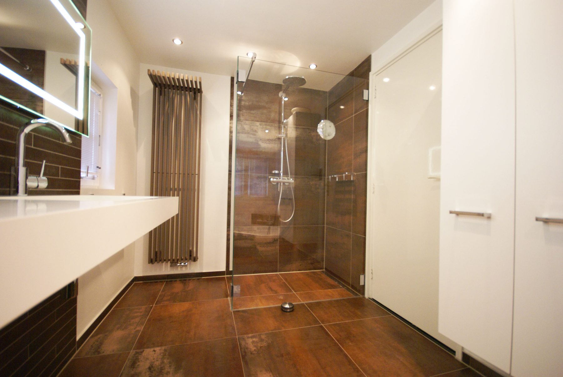 Zolderbadkamer met hoekbad — foto 3