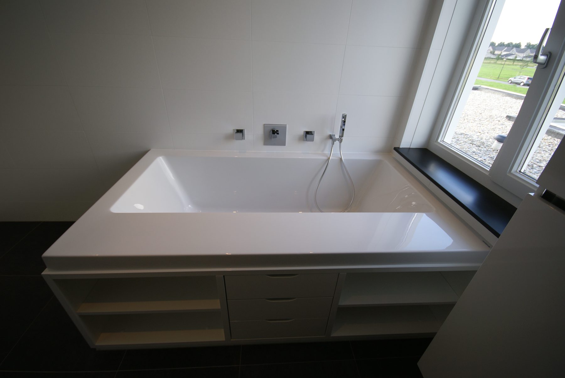 Badkamer met ligbad en twee zuilwastafels — foto 2