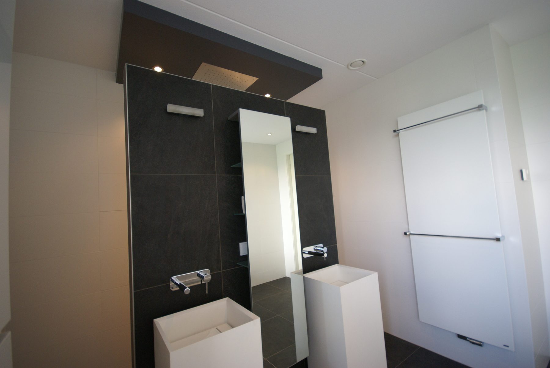 Badkamer met ligbad en twee zuilwastafels — foto 3