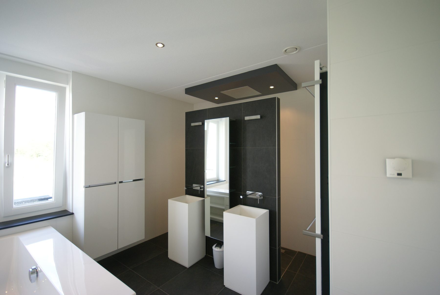 Badkamer met ligbad en twee zuilwastafels — foto 4