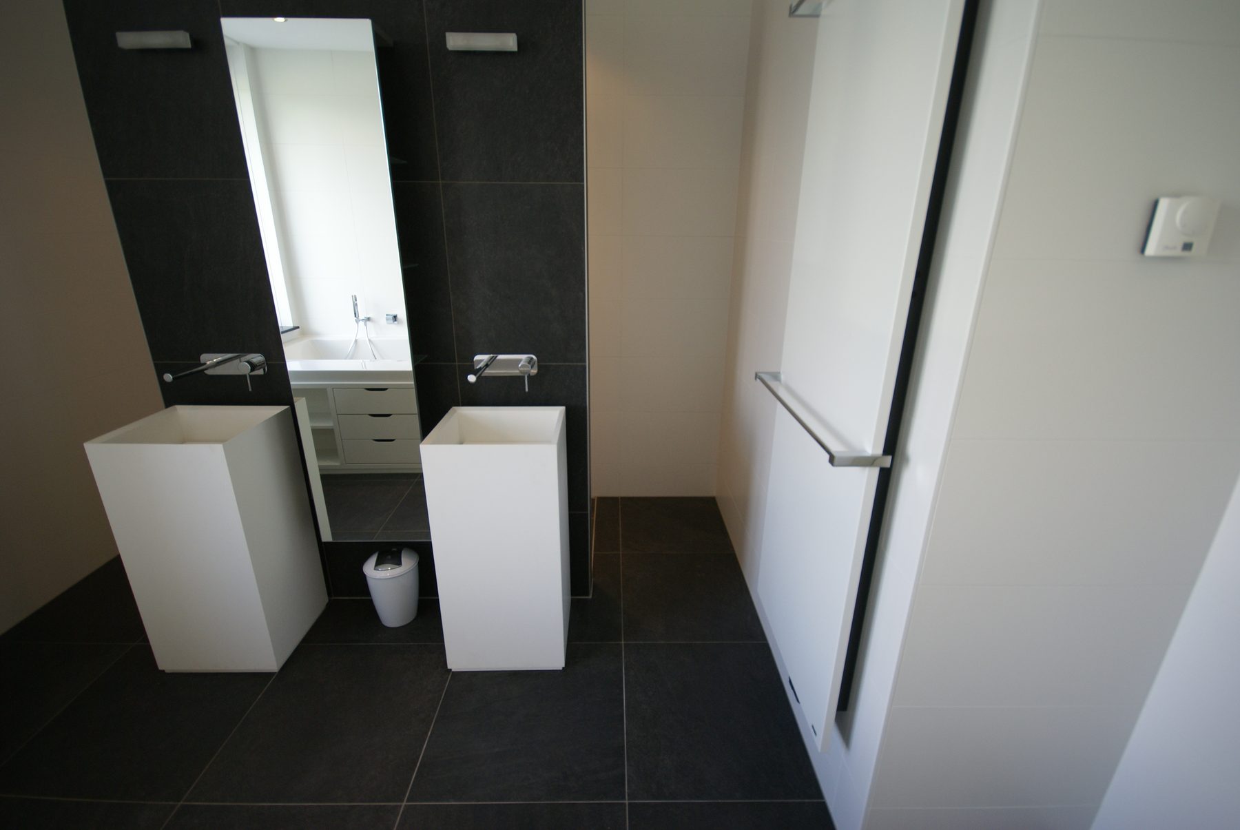 Badkamer met ligbad en twee zuilwastafels — foto 5