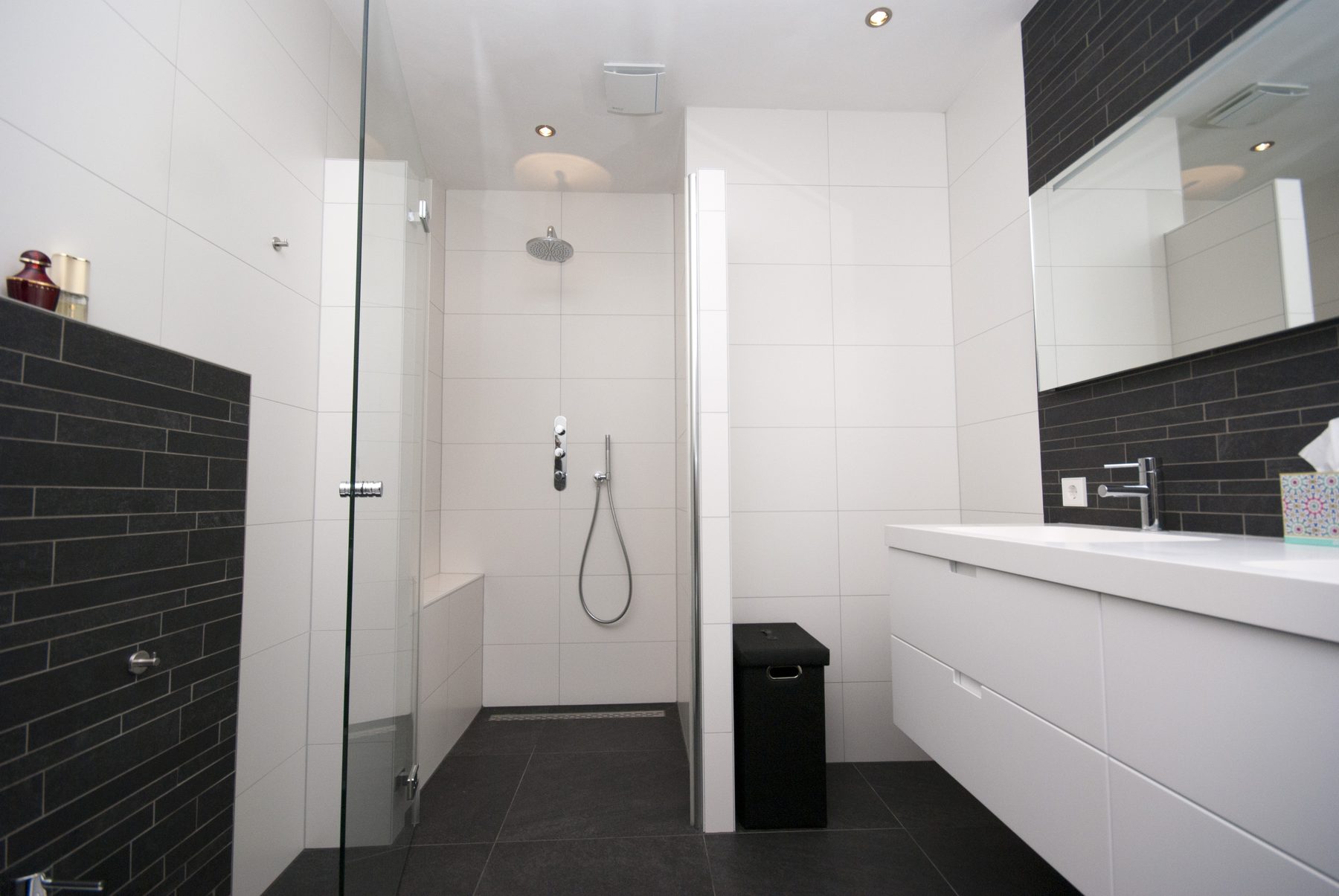 Badkamer met inloopdouche, toilet en bidet, gerenoveerd door De Badgast