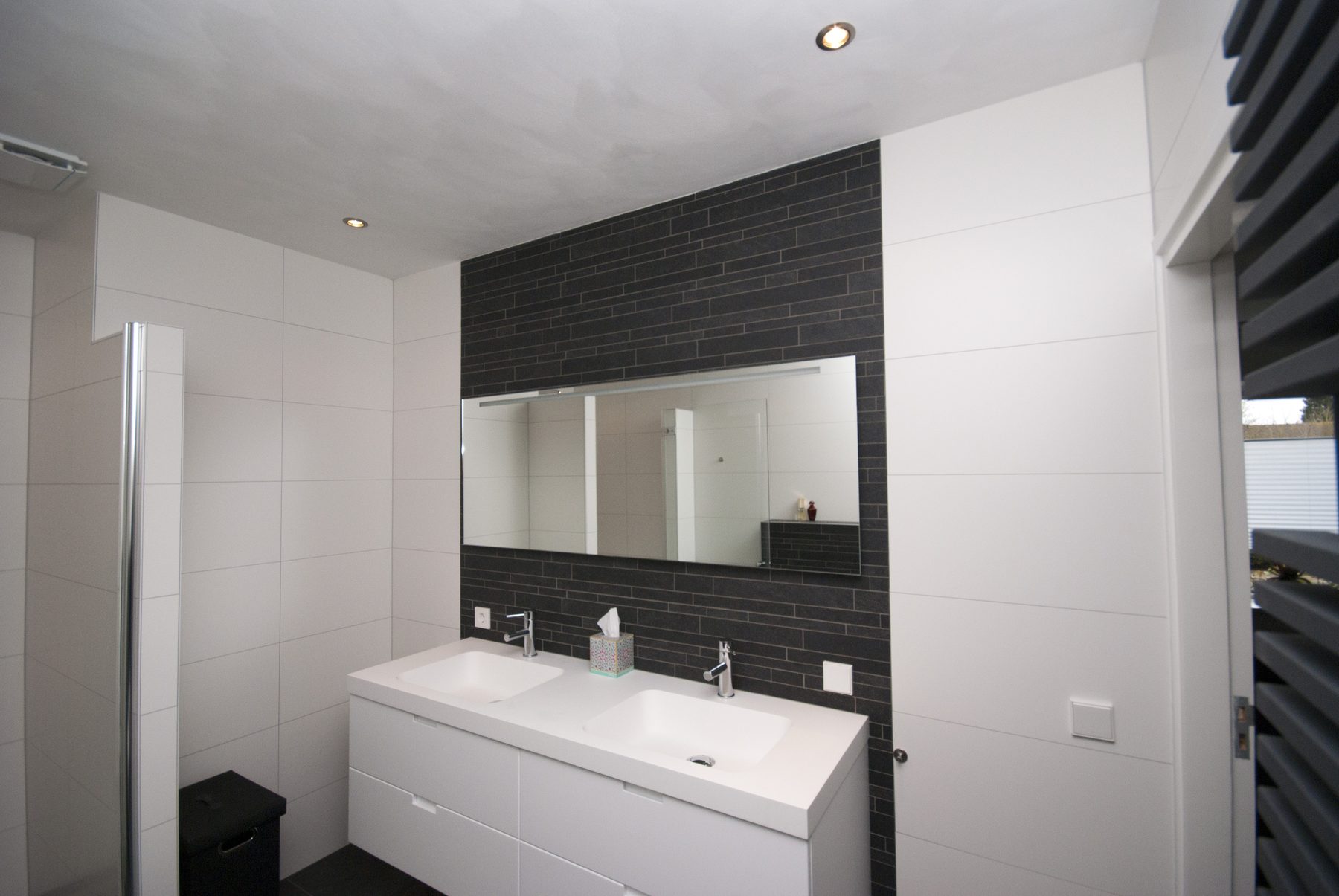 Badkamer met inloopdouche, toilet en bidet — foto 2