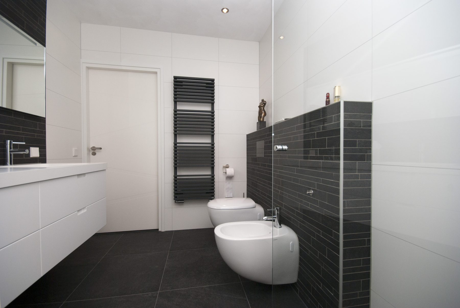 Badkamer met inloopdouche, toilet en bidet — foto 3