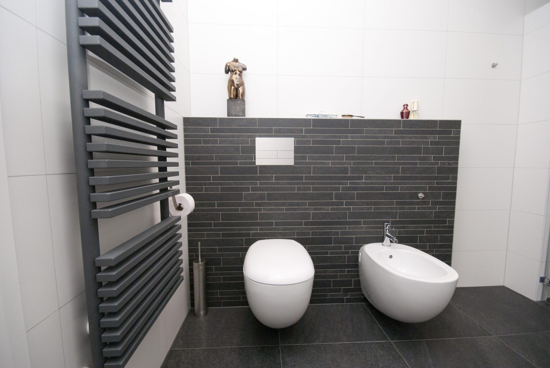 Badkamer met inloopdouche, toilet en bidet — foto 4