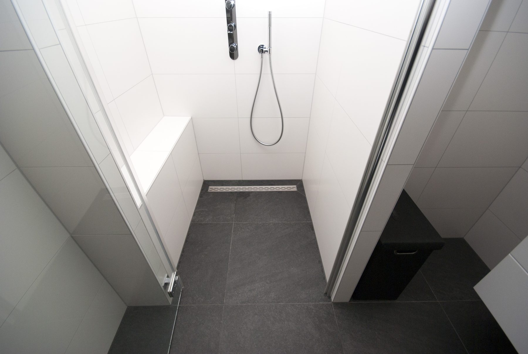 Badkamer met inloopdouche, toilet en bidet — foto 5