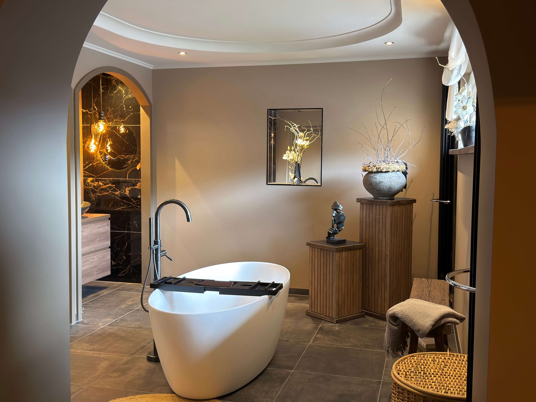 Badkamer met boognissen en vrijstaand bad, foto 1