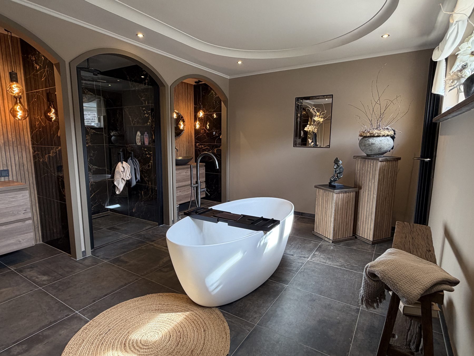 Badkamer met boognissen en vrijstaand bad, foto 2