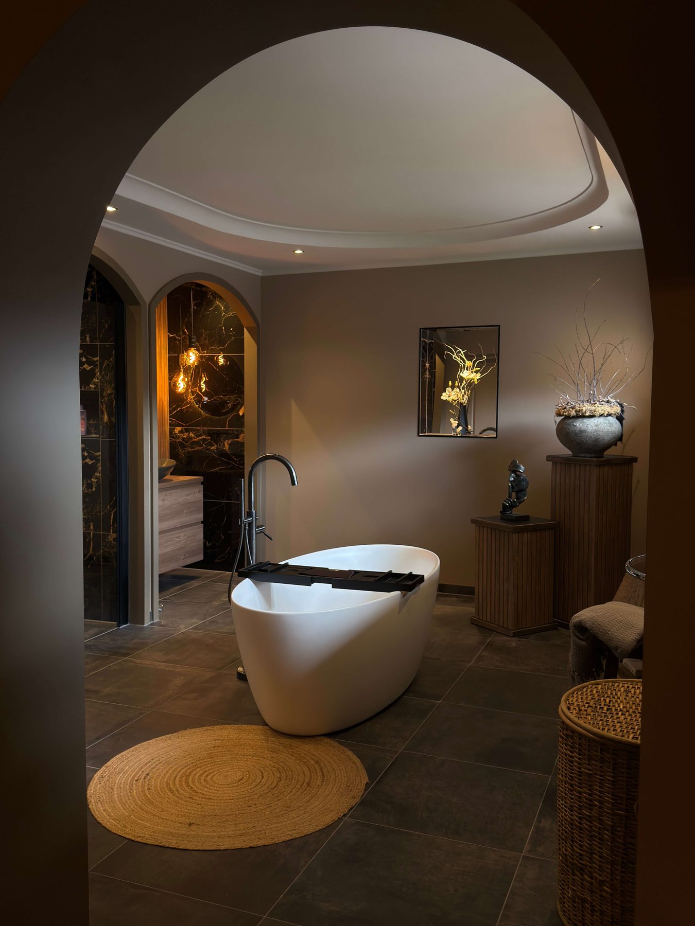 Badkamer met boognissen en vrijstaand bad, foto 3