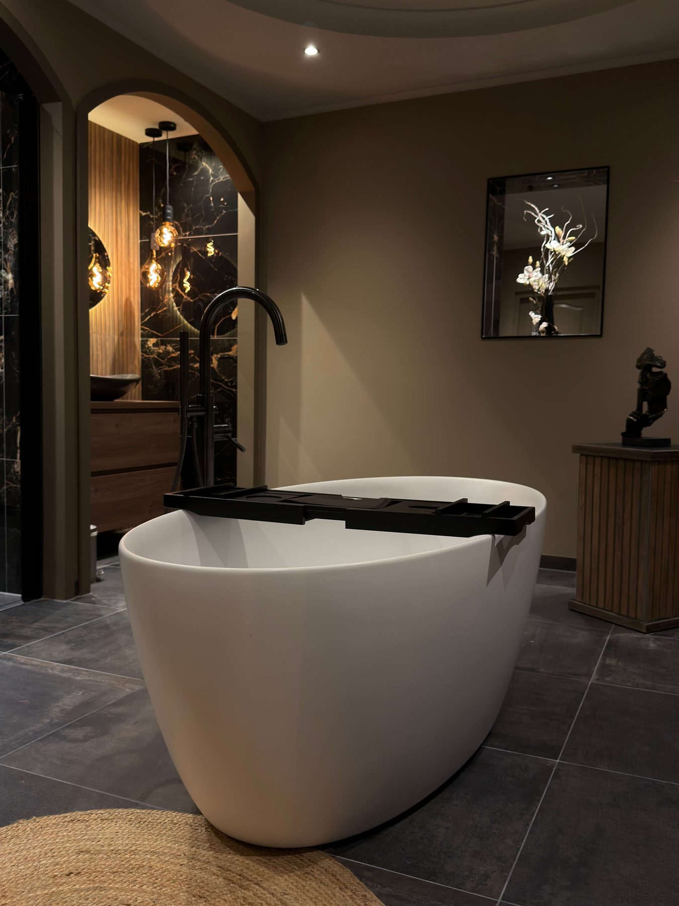 Badkamer met boognissen en vrijstaand bad, foto 5