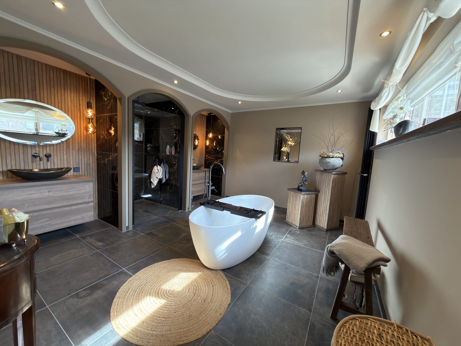 Badkamer met boognissen en vrijstaand bad, foto 6