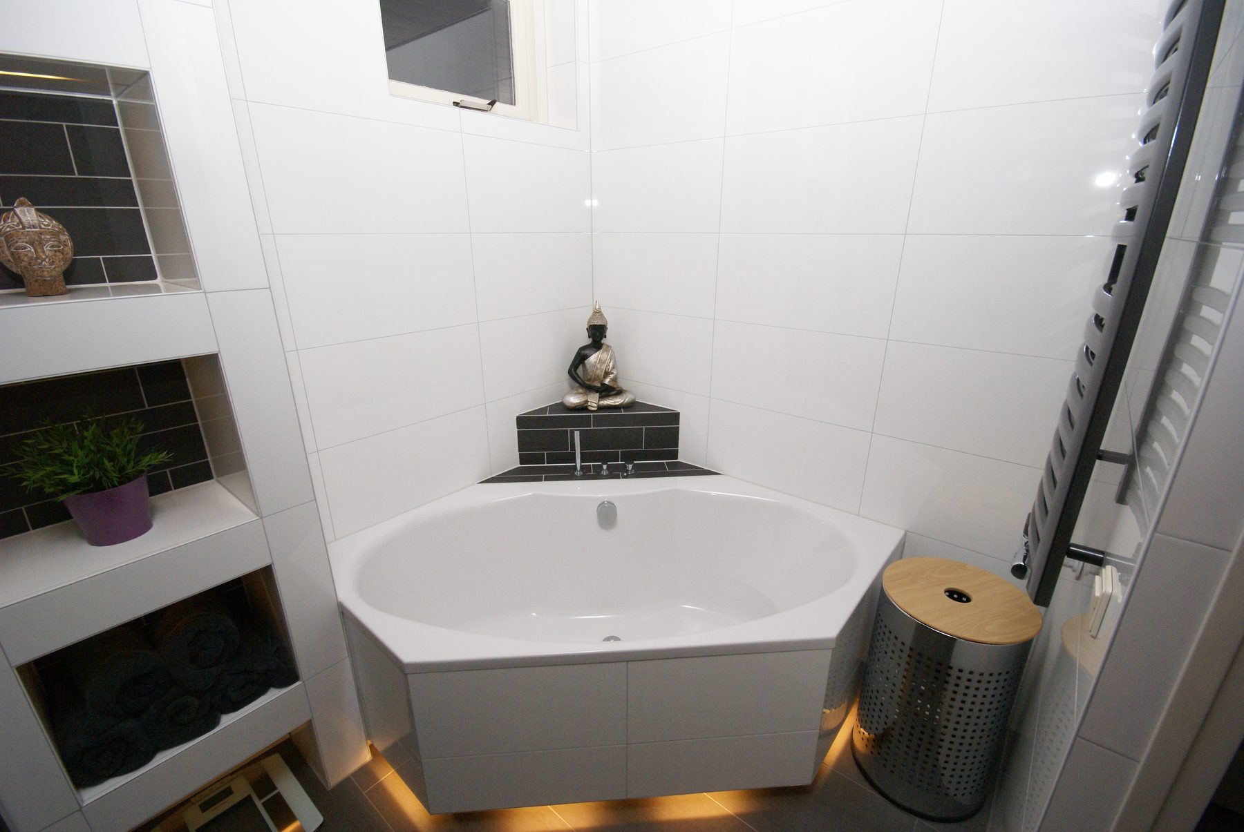 Badkamer met hoekbad en inloopdouche, gerenoveerd door De Badgast