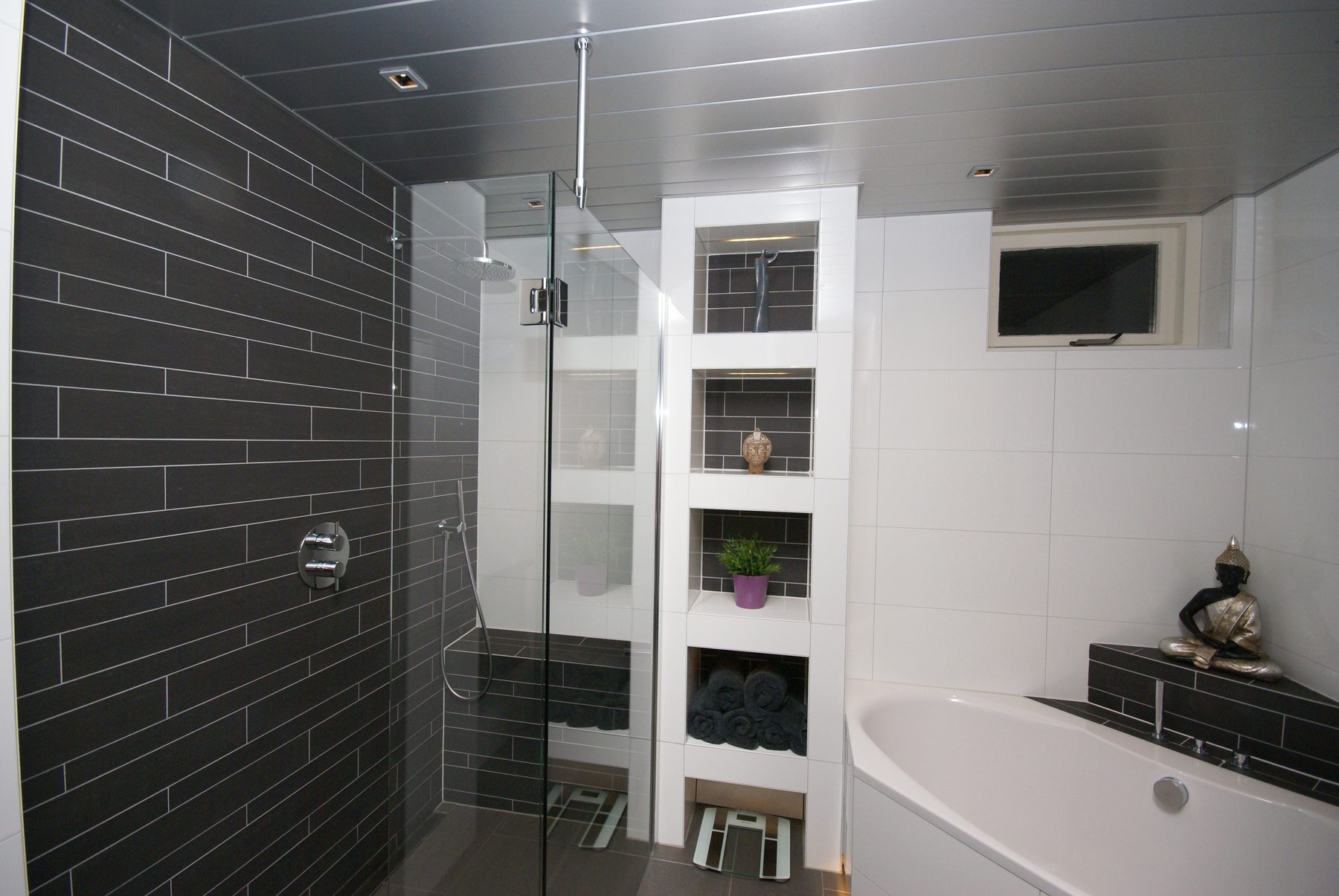 Badkamer met hoekbad en inloopdouche — foto 2