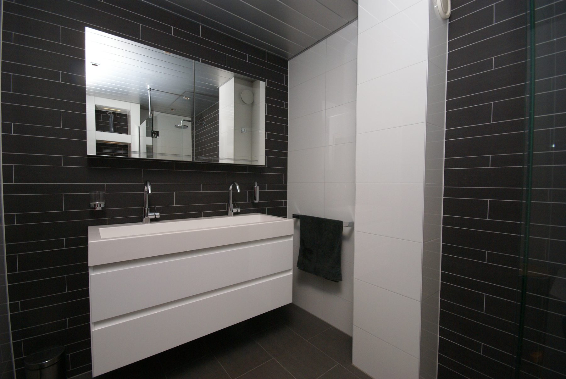 Badkamer met hoekbad en inloopdouche — foto 3