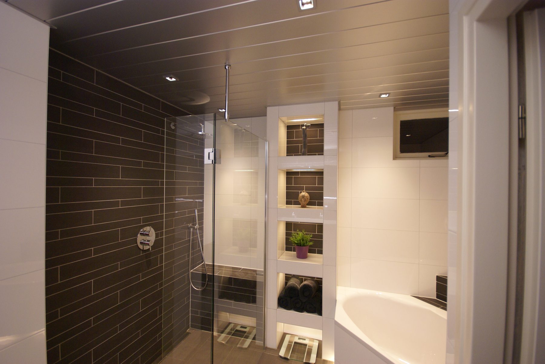 Badkamer met hoekbad en inloopdouche — foto 4
