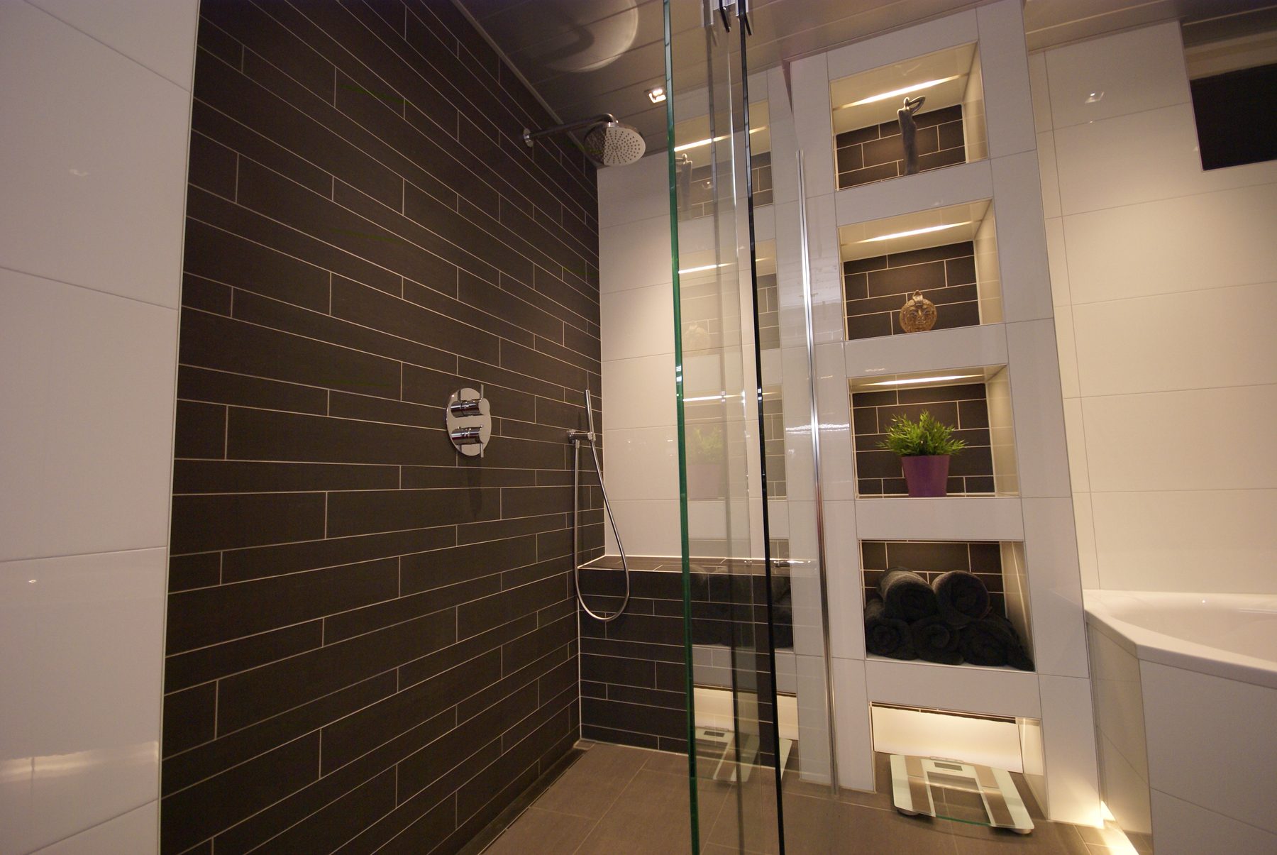 Badkamer met hoekbad en inloopdouche — foto 5