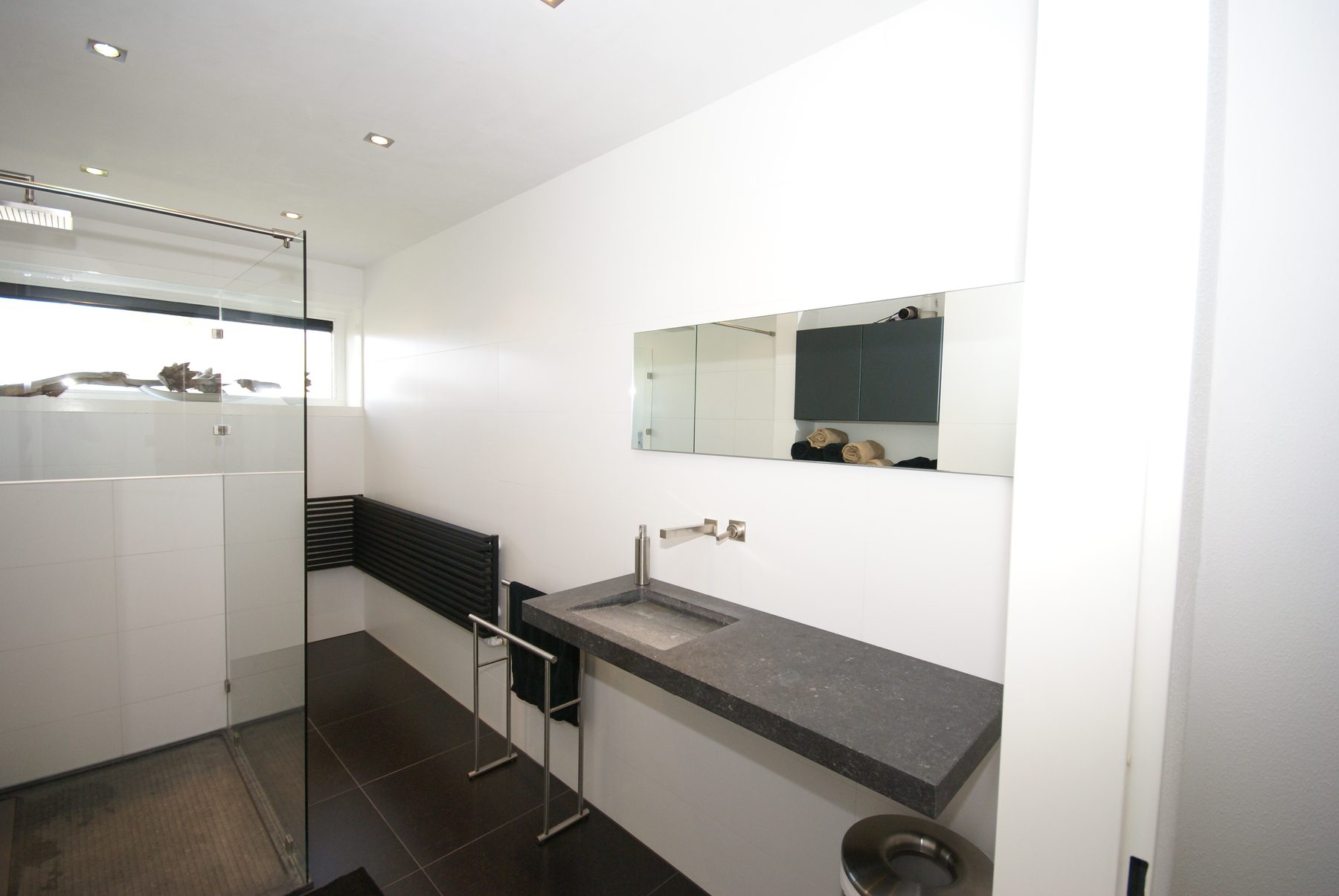 Badkamer met natuurstenen wastafelblad, gerenoveerd door De Badgast