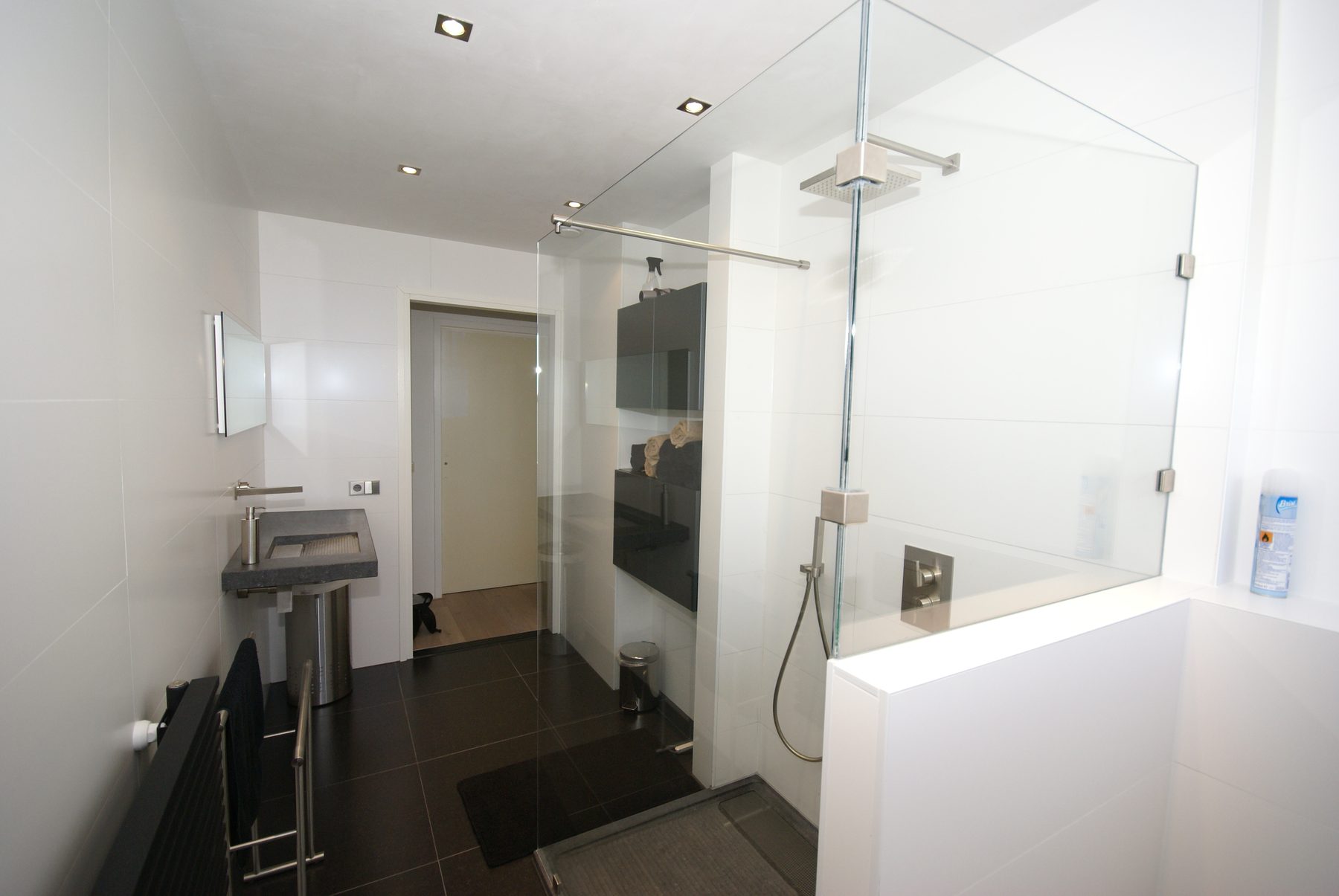Badkamer met natuurstenen wastafelblad — foto 3