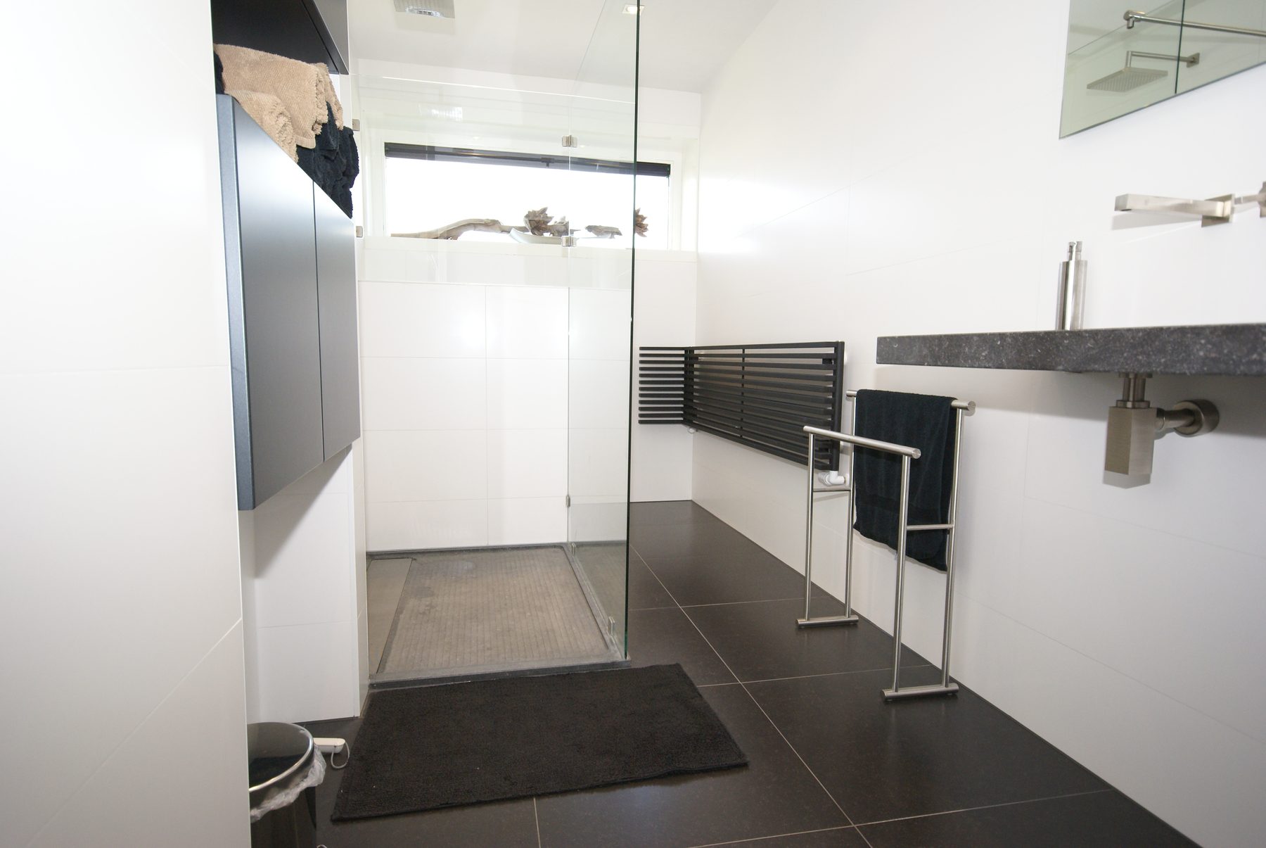 Badkamer met natuurstenen wastafelblad — foto 4