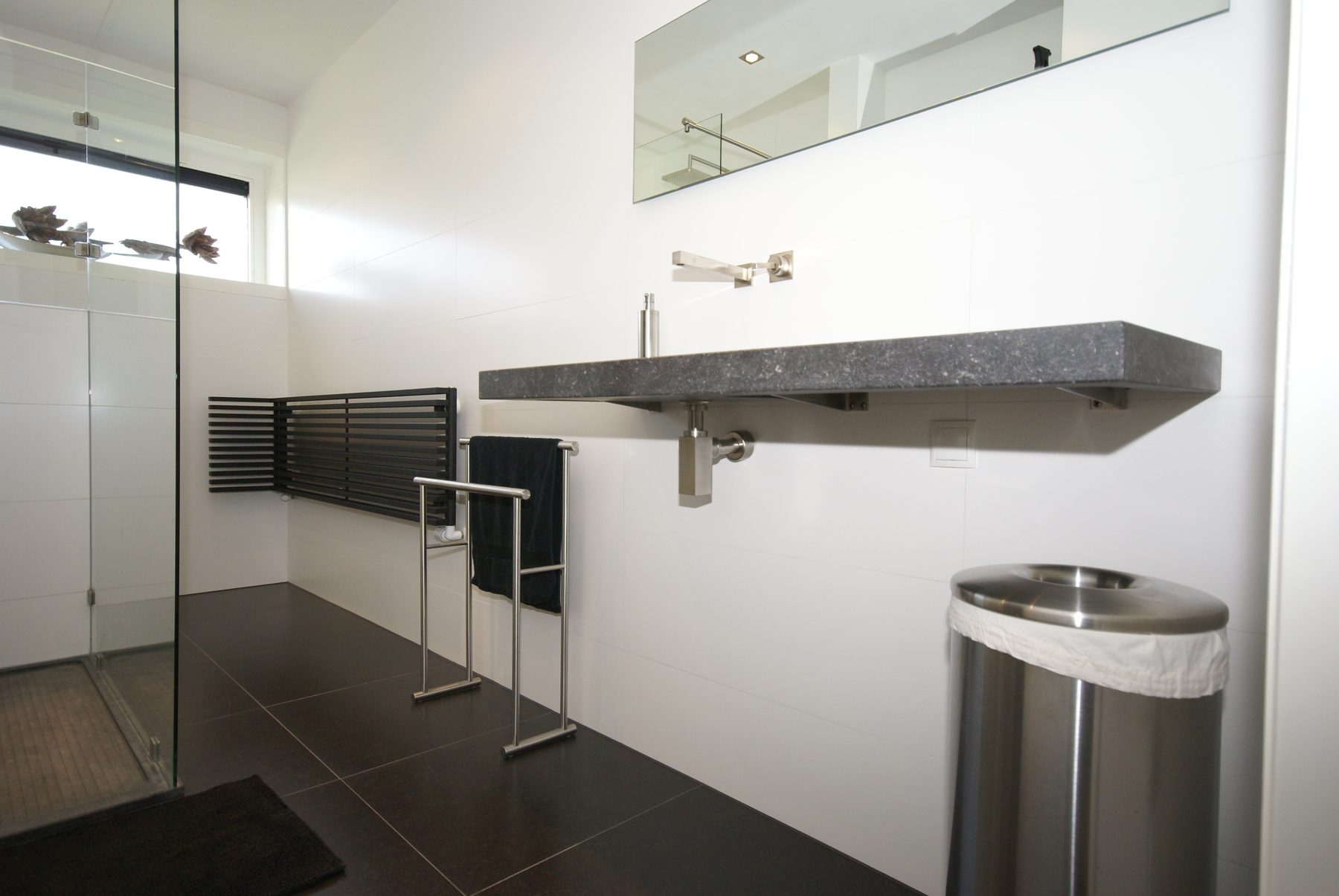 Badkamer met natuurstenen wastafelblad — foto 5