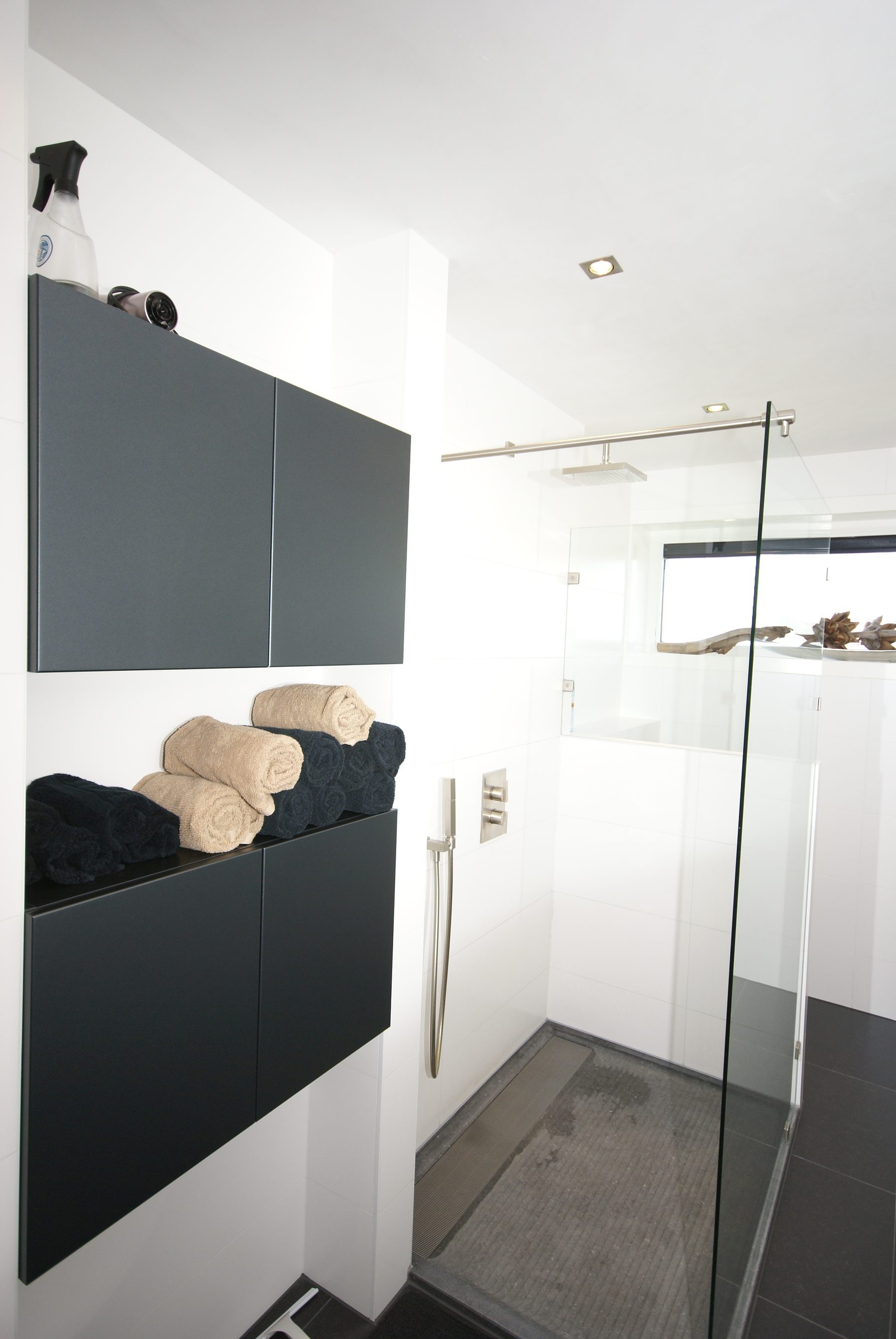 Badkamer met natuurstenen wastafelblad — foto 6