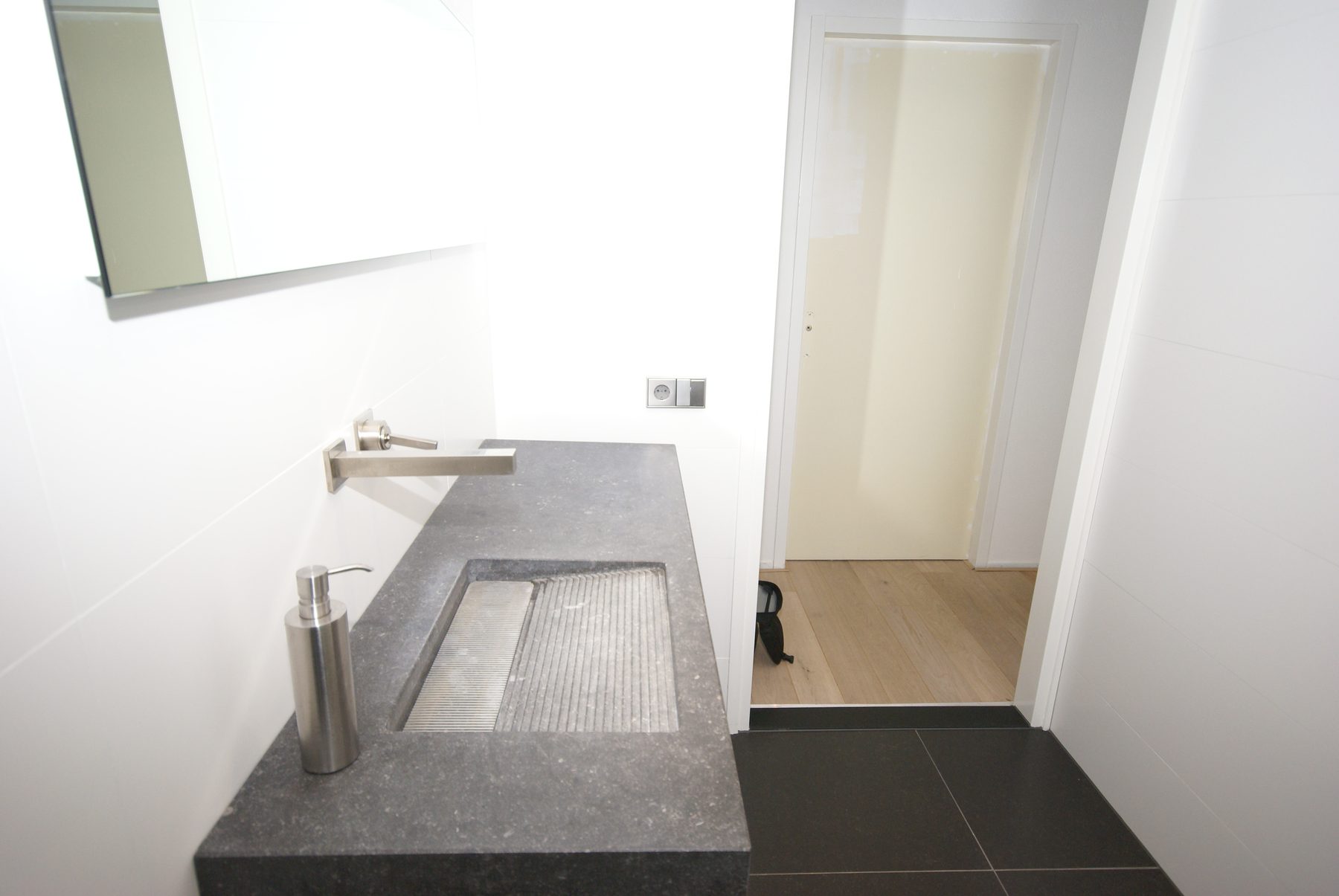 Badkamer met natuurstenen wastafelblad — foto 7