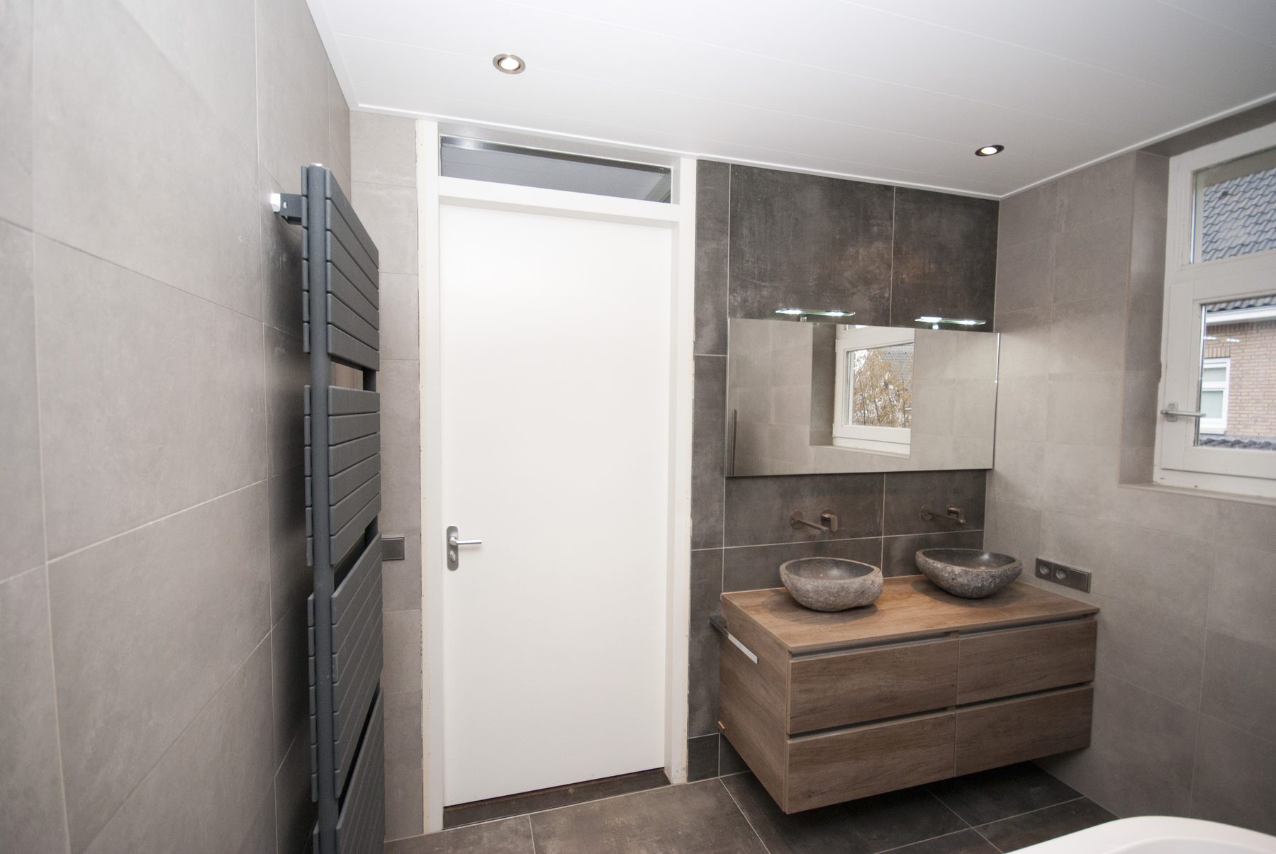 Badkamer met vrijstaand bad en natuurstenen waskommen — foto 4