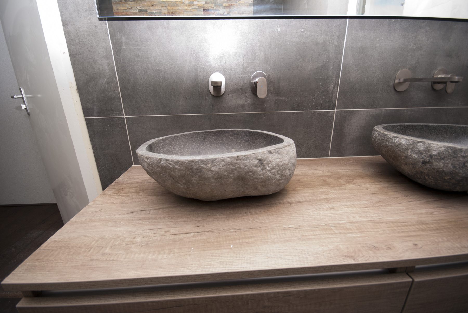 Badkamer met vrijstaand bad en natuurstenen waskommen — foto 5