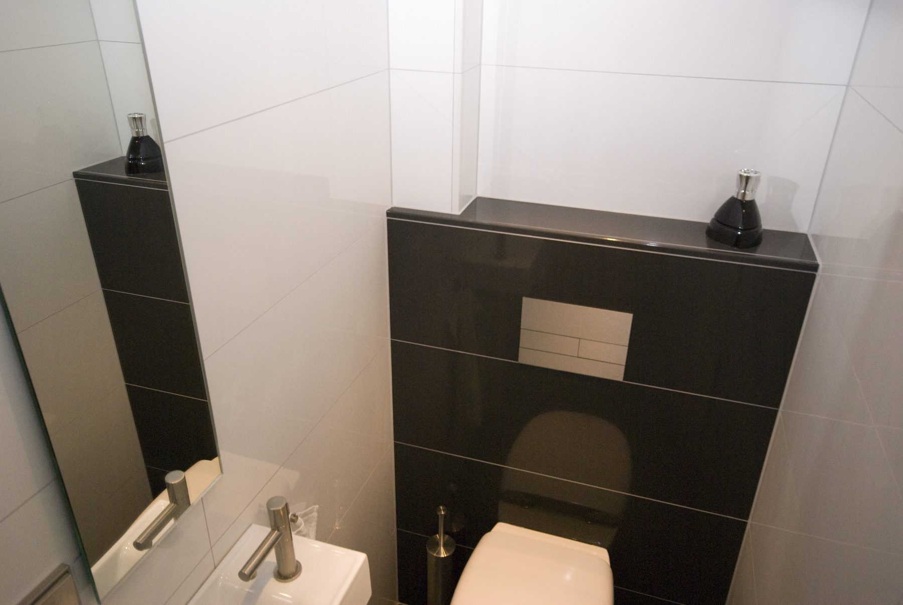 Toiletruimte met zwevend toilet, gerenoveerd door De Badgast
