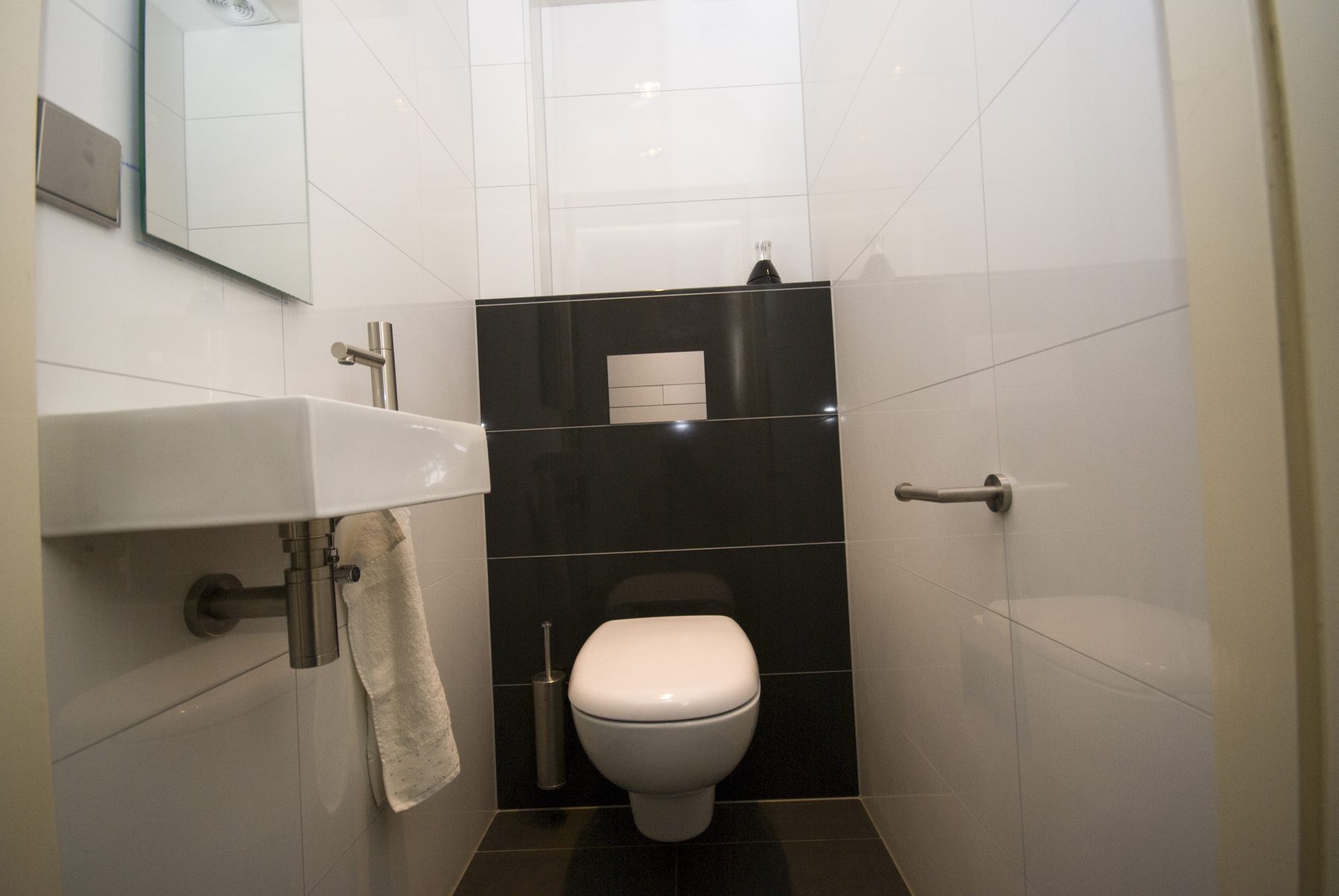 Toiletruimte met zwevend toilet — foto 2