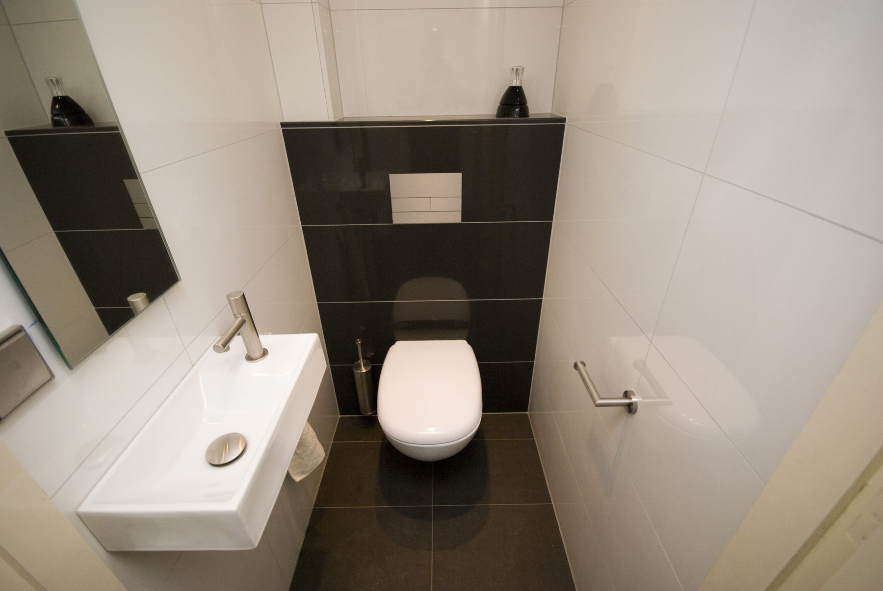 Toiletruimte met zwevend toilet — foto 3