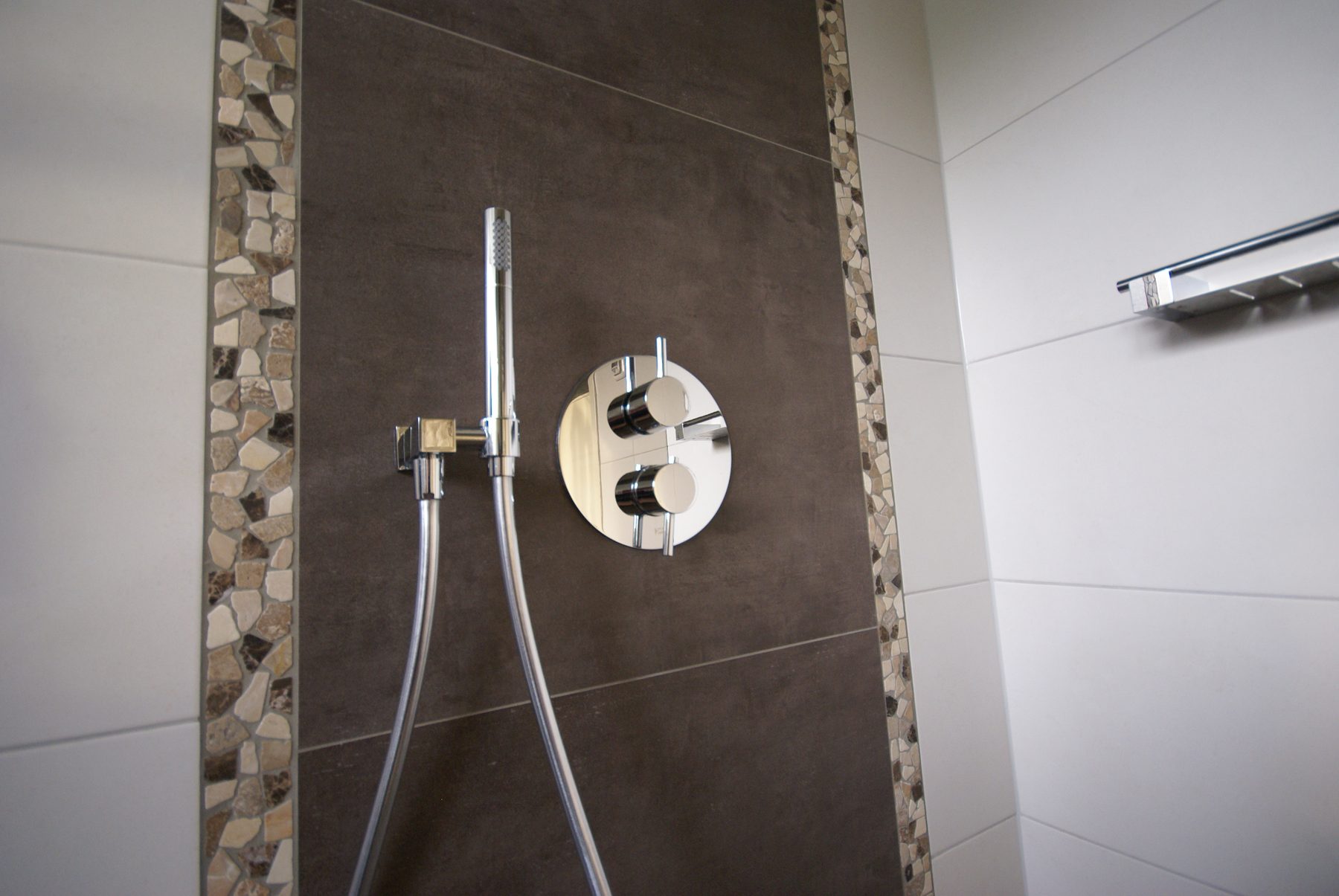 Badkamer met dubbele wastafel en mozaïekbanen — foto 2