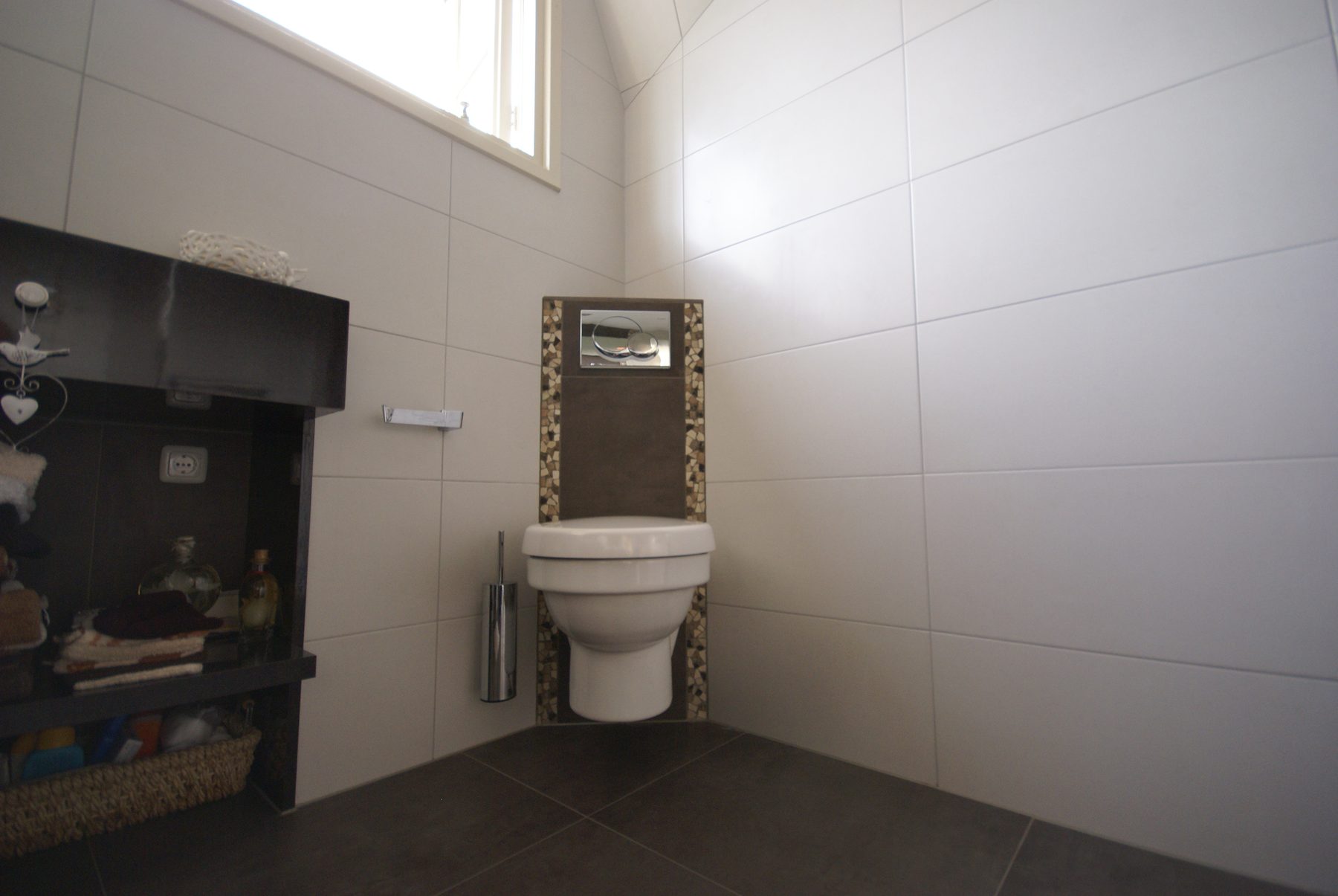 Badkamer met dubbele wastafel en mozaïekbanen — foto 3