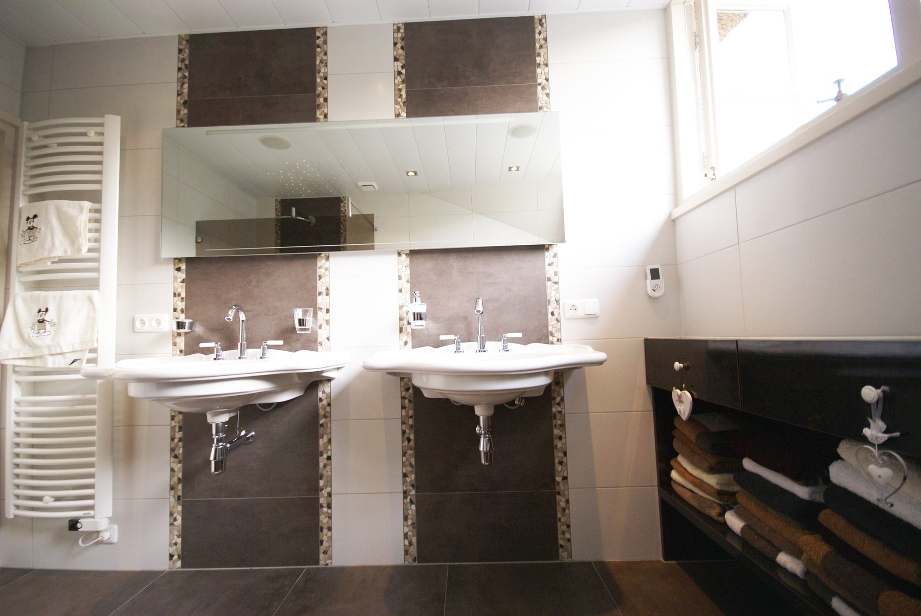 Badkamer met dubbele wastafel en mozaïekbanen — foto 5
