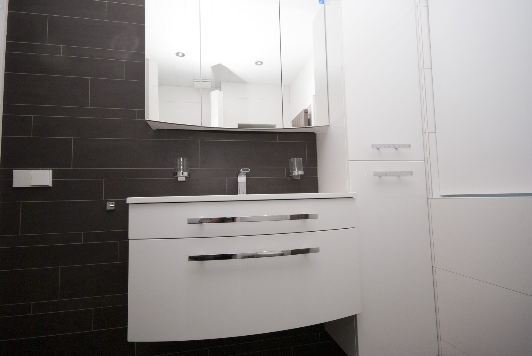 Badkamer en toilet met inloopdouche, gerenoveerd door De Badgast